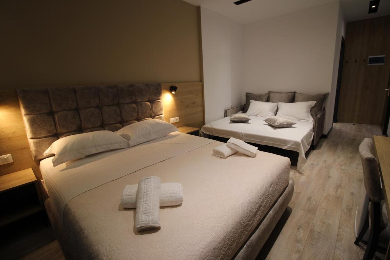 F&J Hotel Sarandë Buitenkant foto