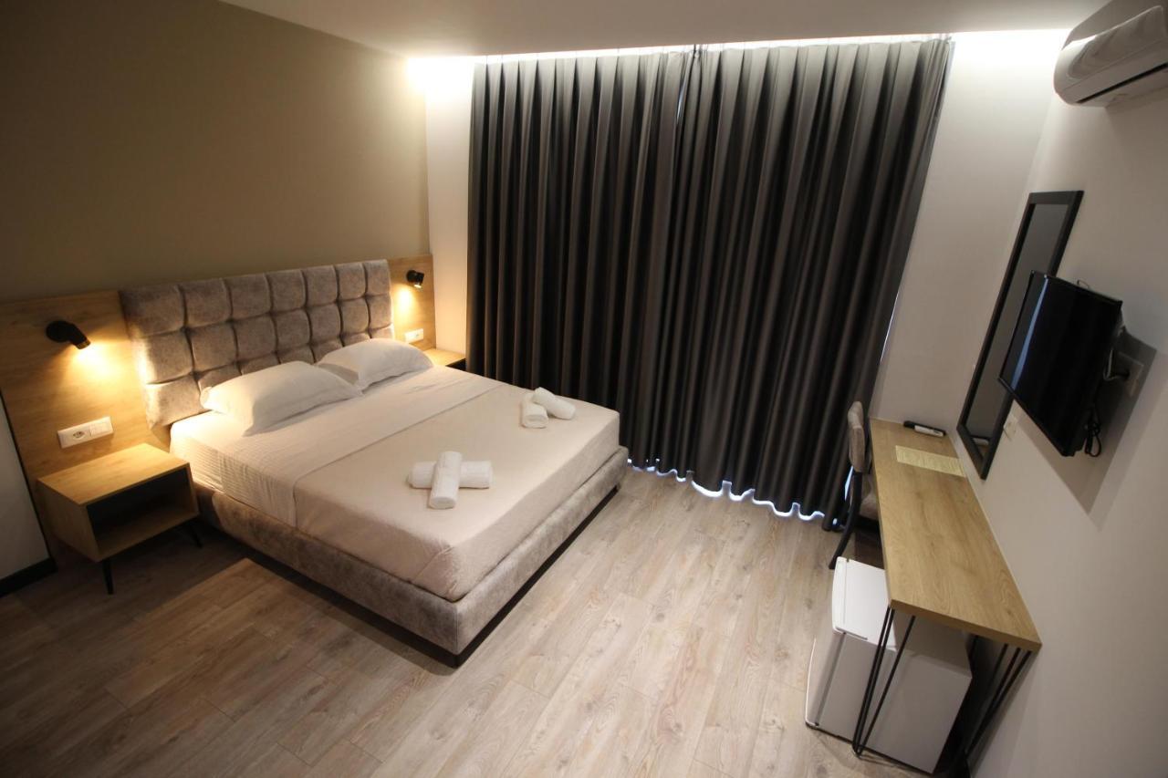 F&J Hotel Sarandë Buitenkant foto