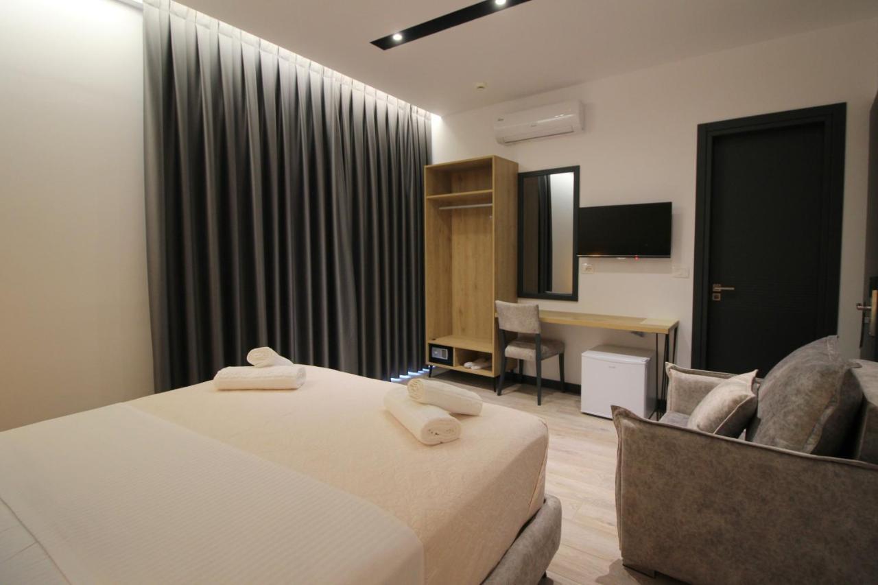 F&J Hotel Sarandë Buitenkant foto
