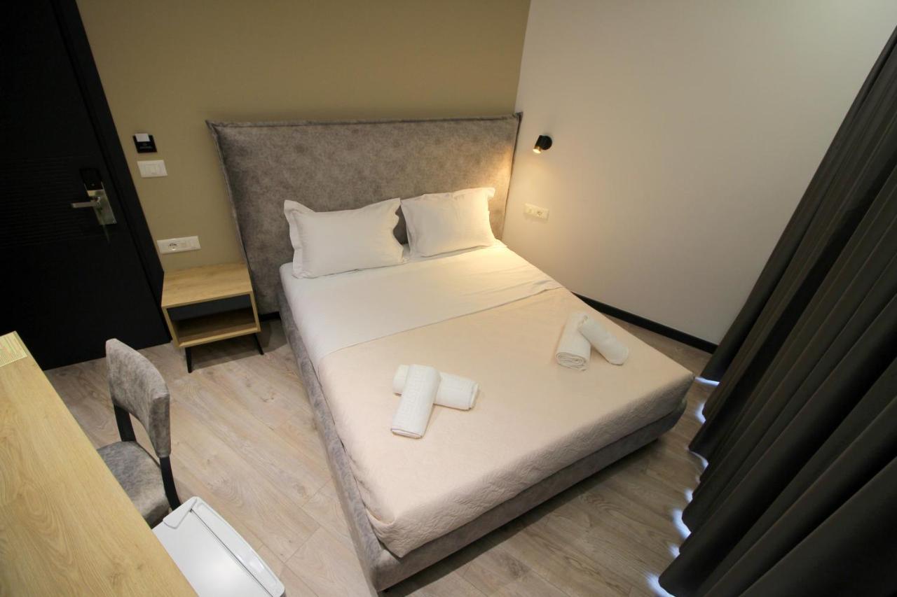 F&J Hotel Sarandë Buitenkant foto