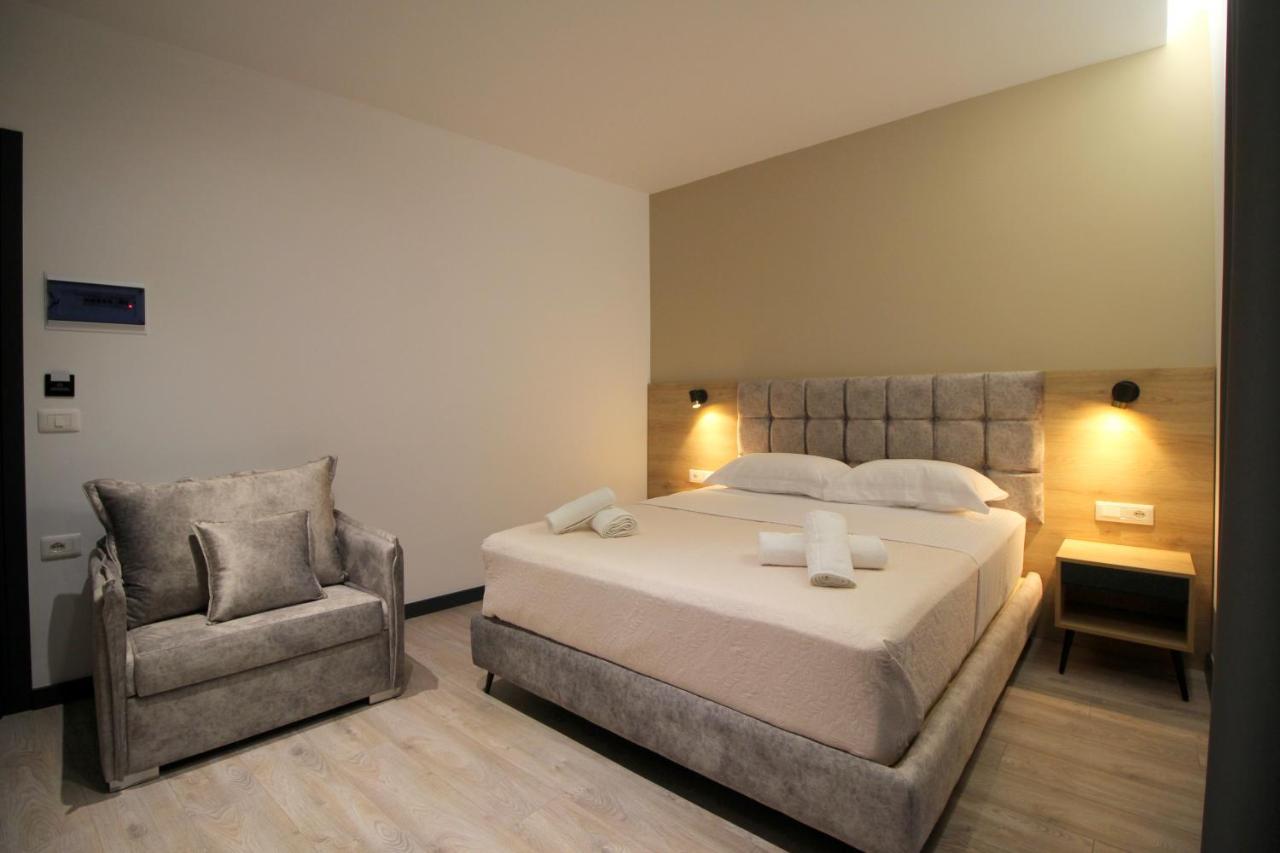 F&J Hotel Sarandë Buitenkant foto