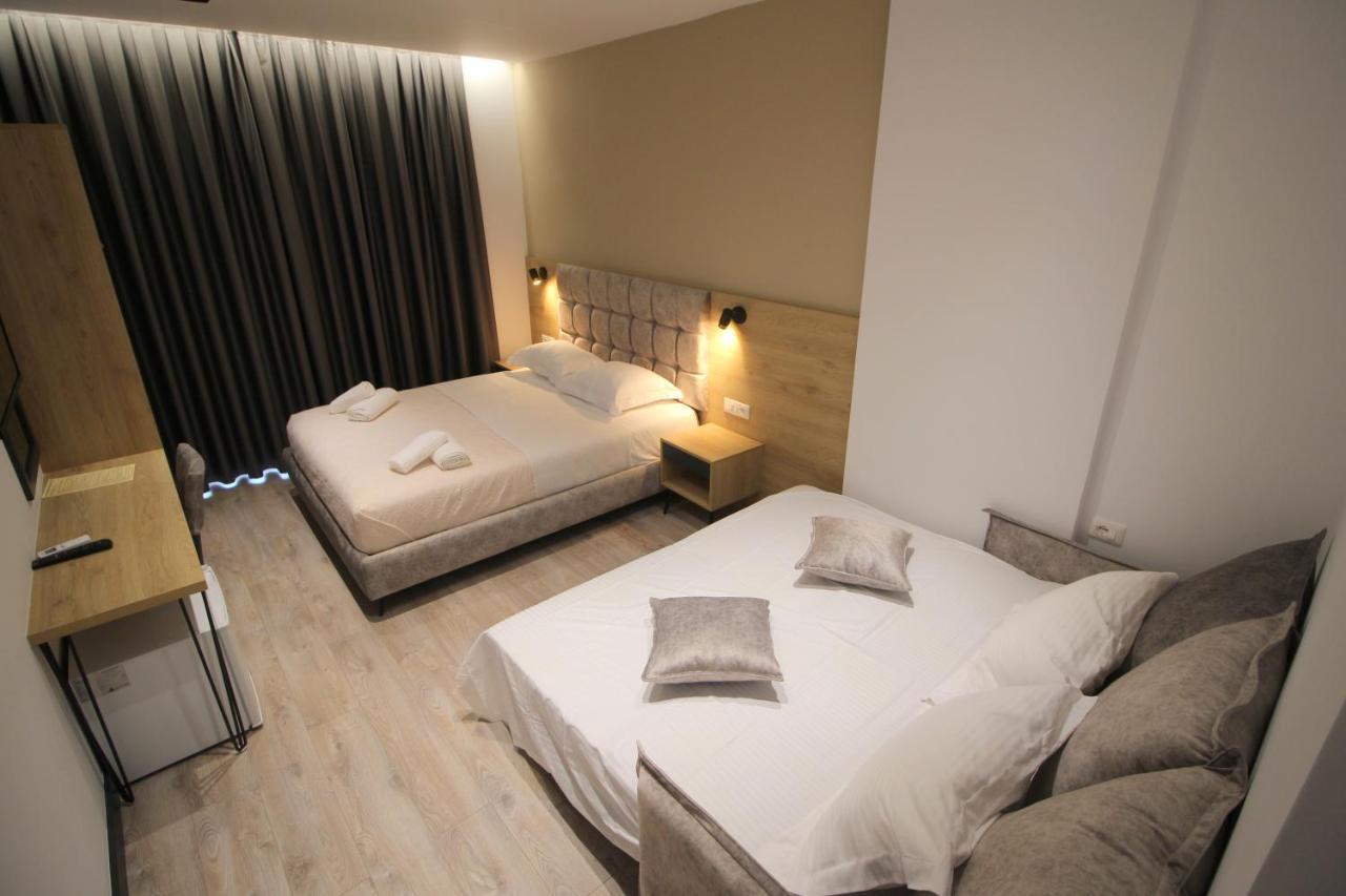 F&J Hotel Sarandë Buitenkant foto