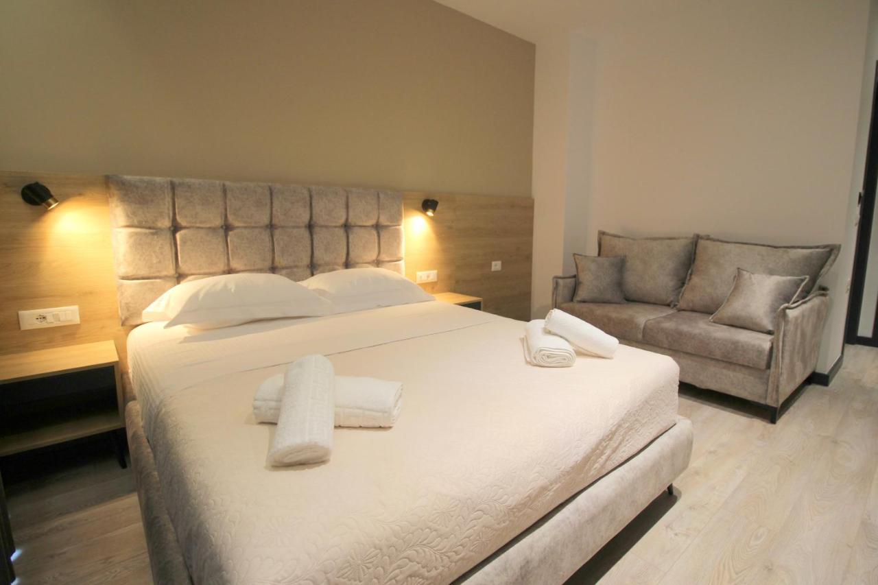 F&J Hotel Sarandë Buitenkant foto