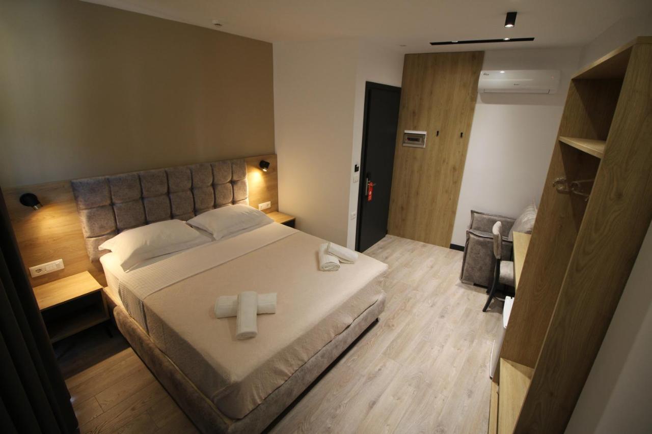 F&J Hotel Sarandë Buitenkant foto