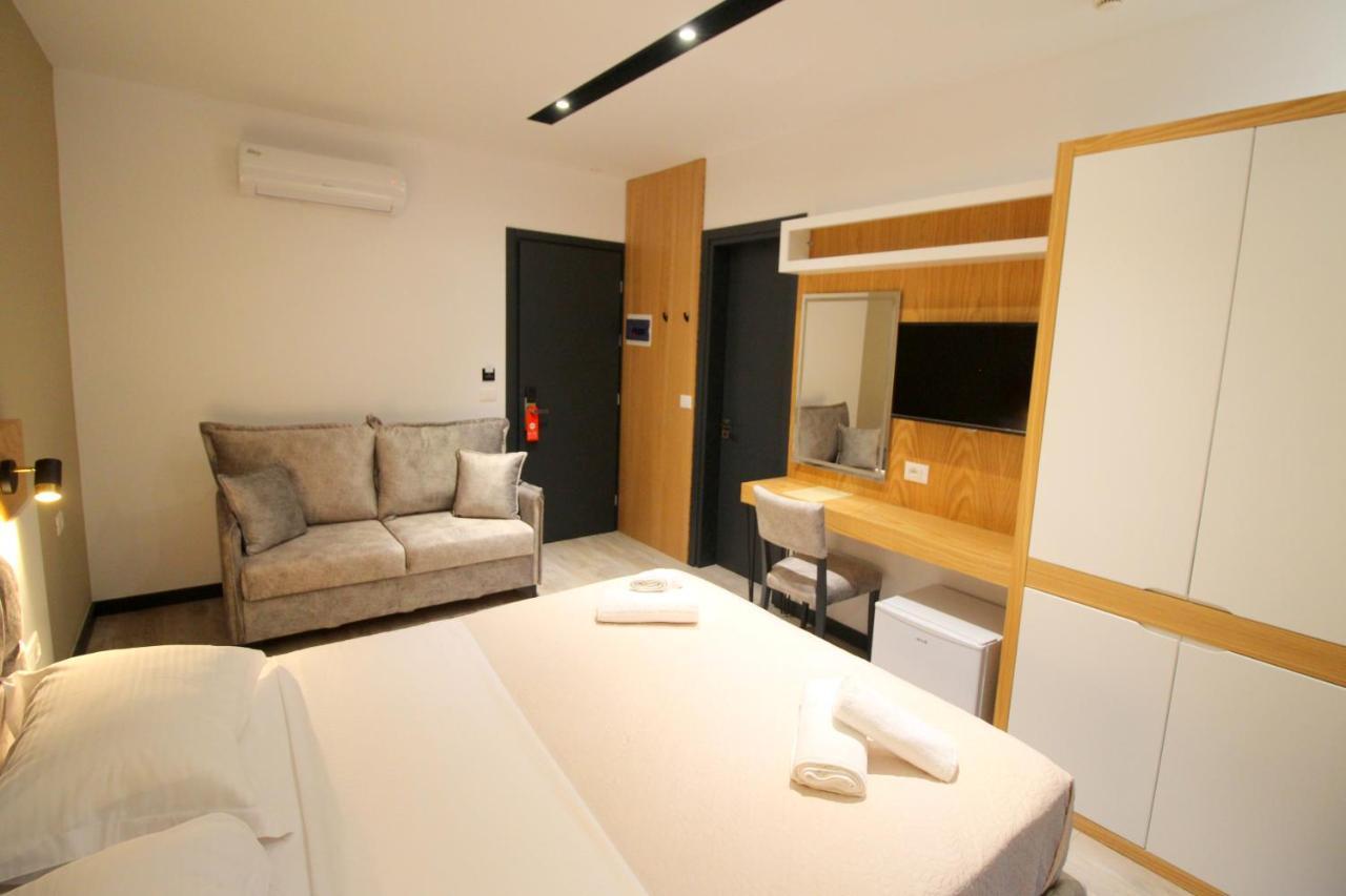 F&J Hotel Sarandë Buitenkant foto
