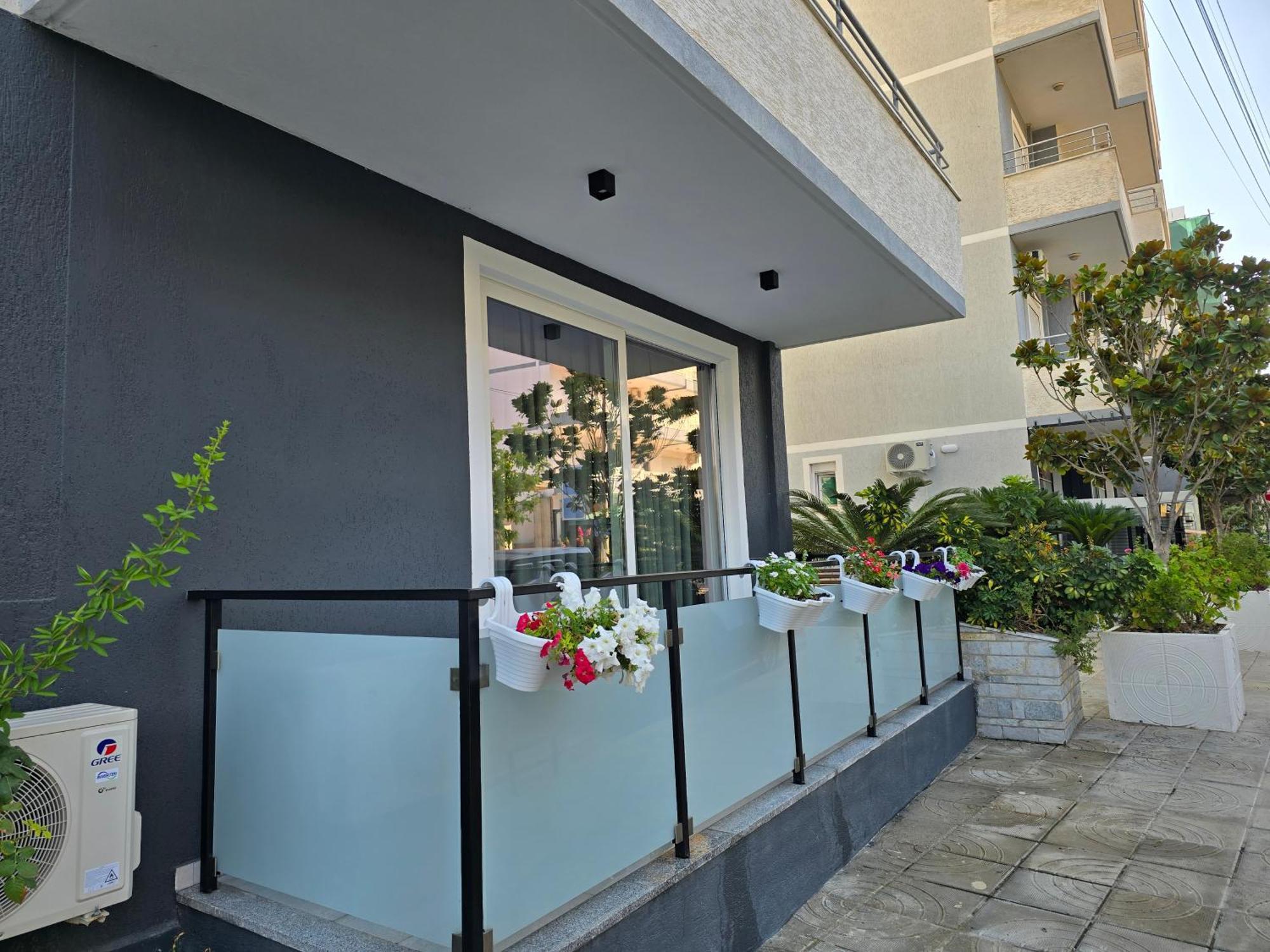 F&J Hotel Sarandë Buitenkant foto