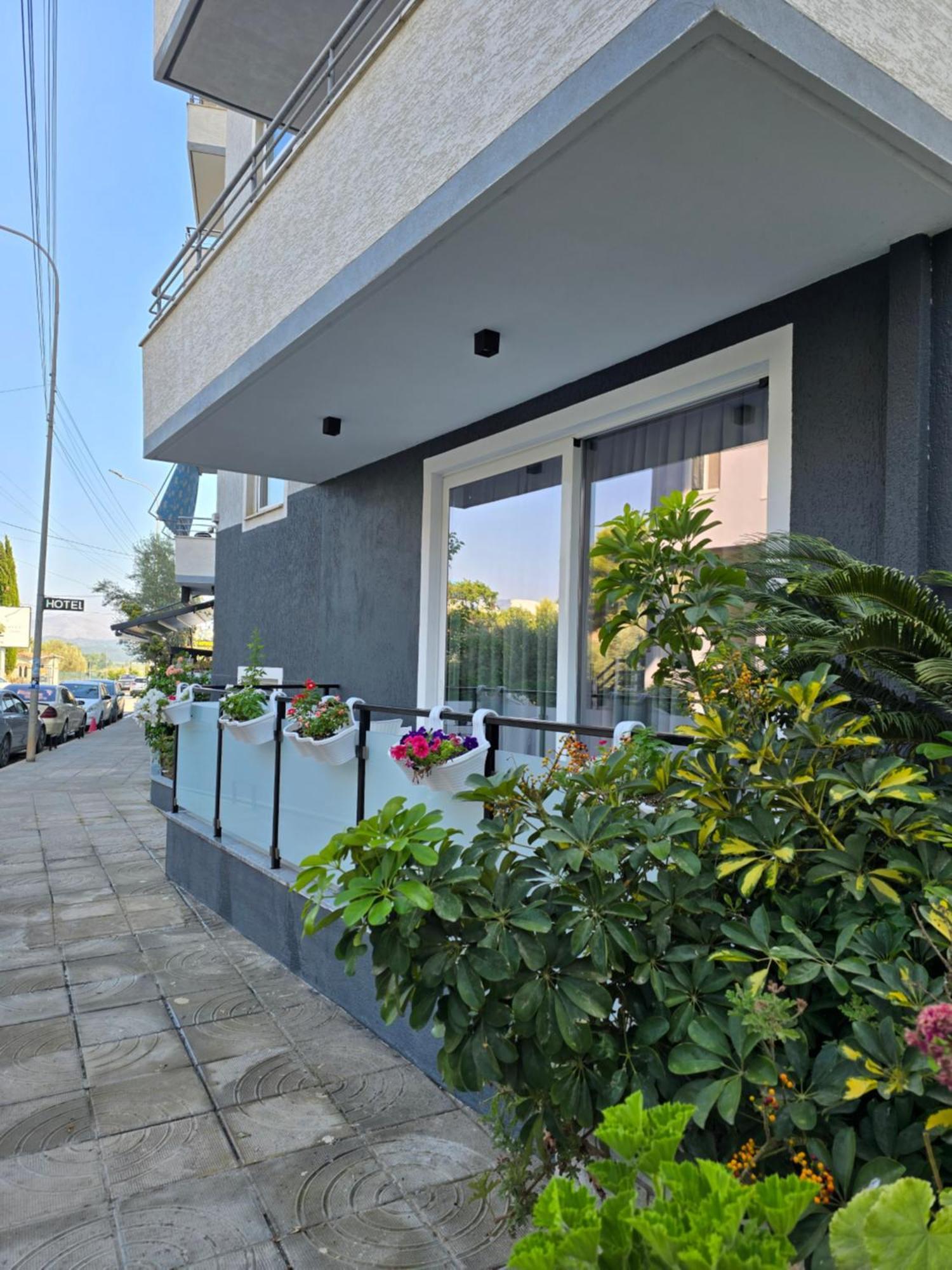 F&J Hotel Sarandë Buitenkant foto