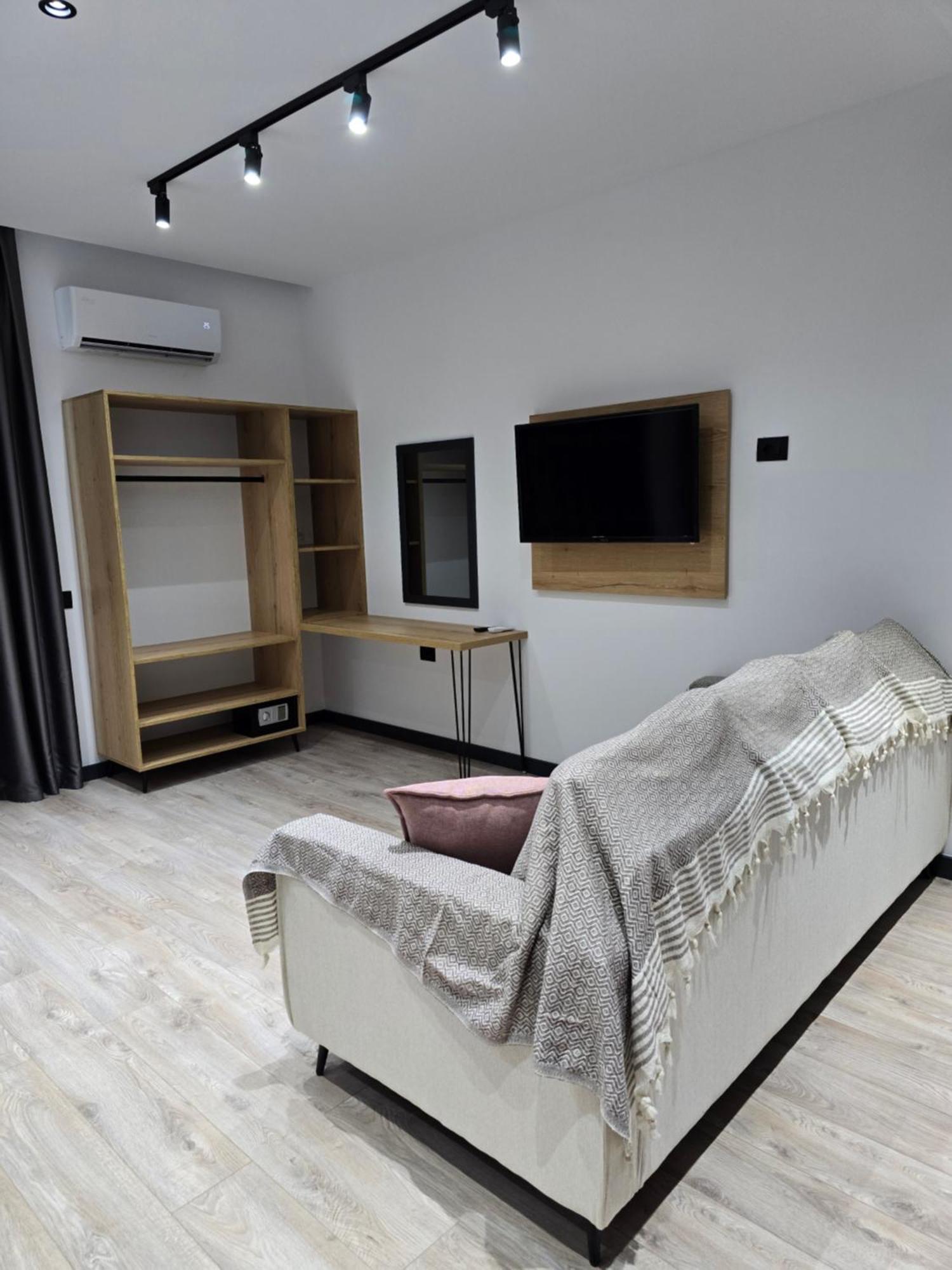 F&J Hotel Sarandë Buitenkant foto