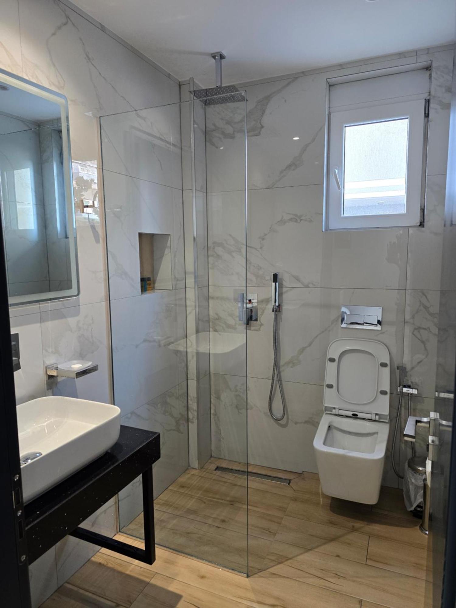 F&J Hotel Sarandë Buitenkant foto